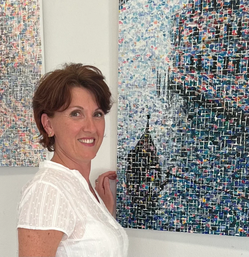 Alessandra Garzetti accanto alle sue opere
